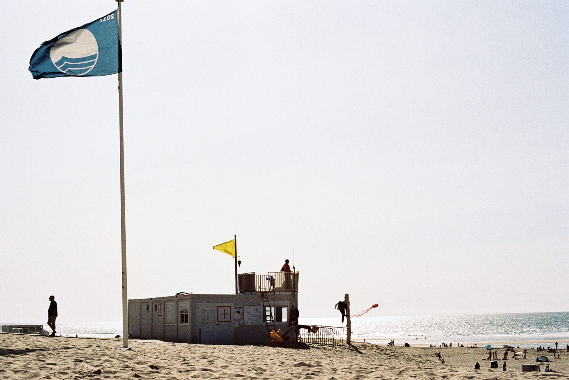 ein Rettungsschwimmerturm am Strand.
