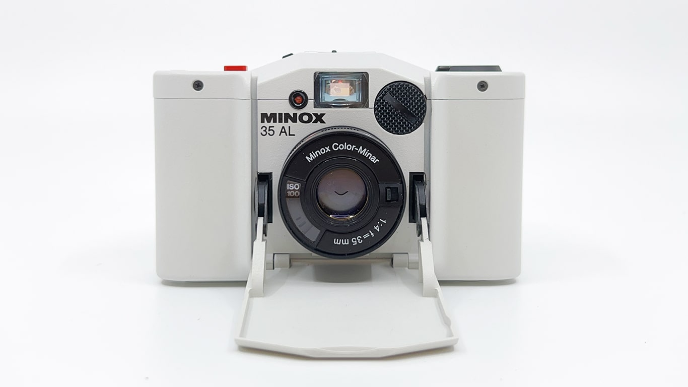Eine weiße Minox 35 AL von vorne