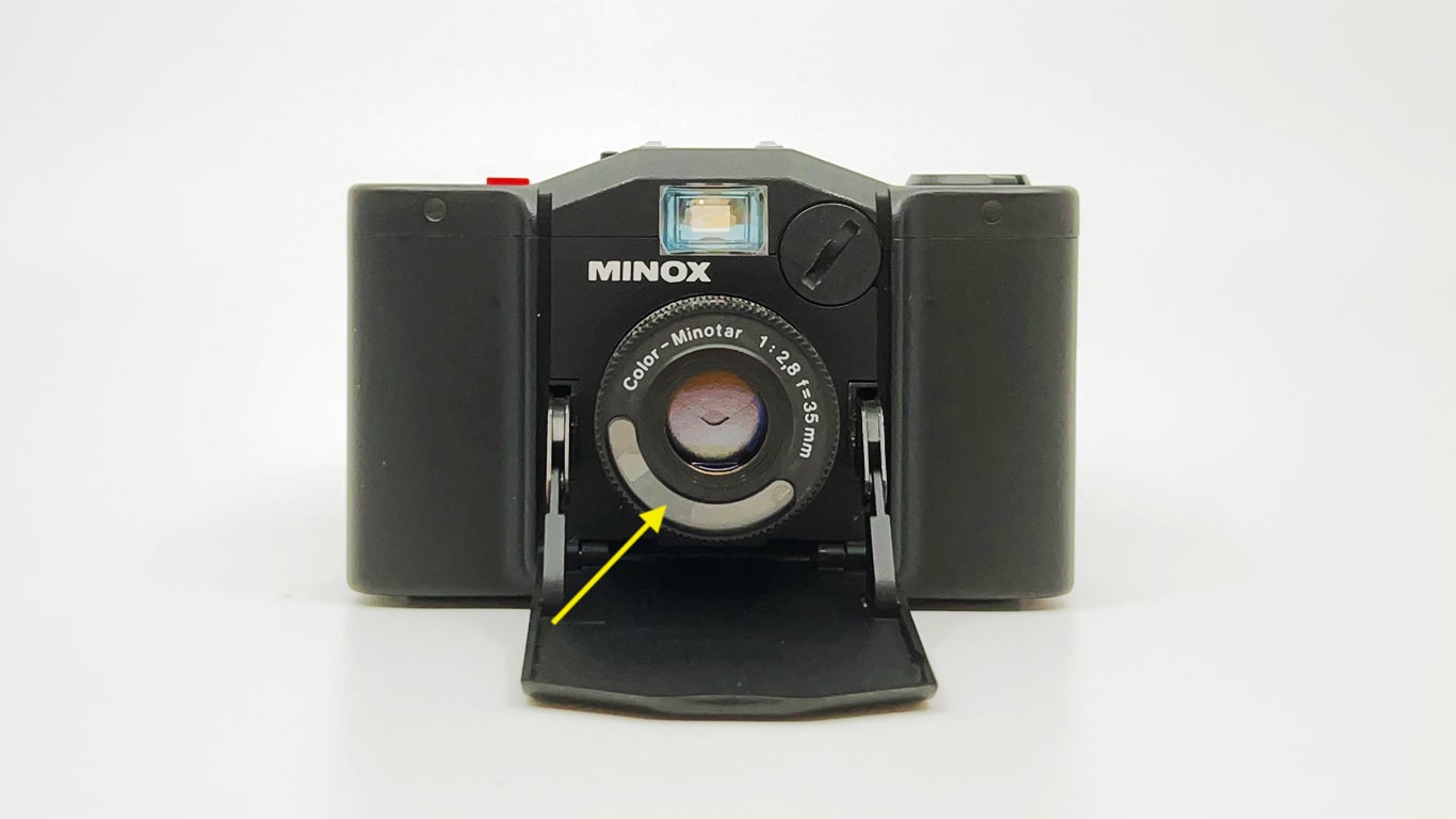 Minox 35 von vorn mit Pfeil auf die Messdiode im Objektiv.